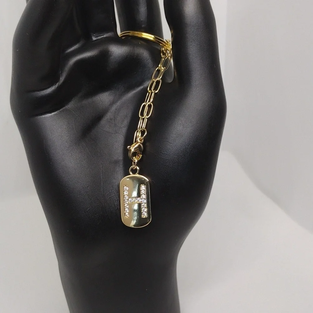 Elegant Gold Keychain with Stylish ‘H’ Pendant – Perfect Gift